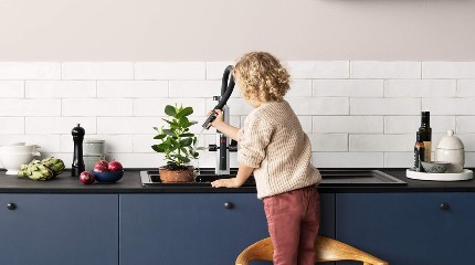 Smarte HANSAFIT Küchenarmatur von einem Kind bedient