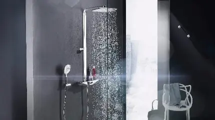 Eine laufende Regendusche in einem Badezimmer.