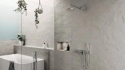 Offene Dusche und Badewanne in Steinbad