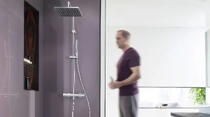HANSAPRISMA Duschsystem mit einem Mann im Hintergrund